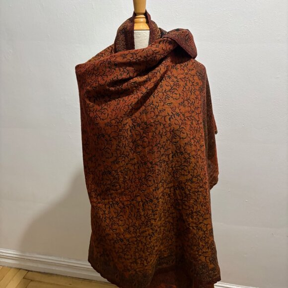 Pine Cone Hill reversible wool paisley jacquard oversize wrap in black & rust - Picture 4 of 11